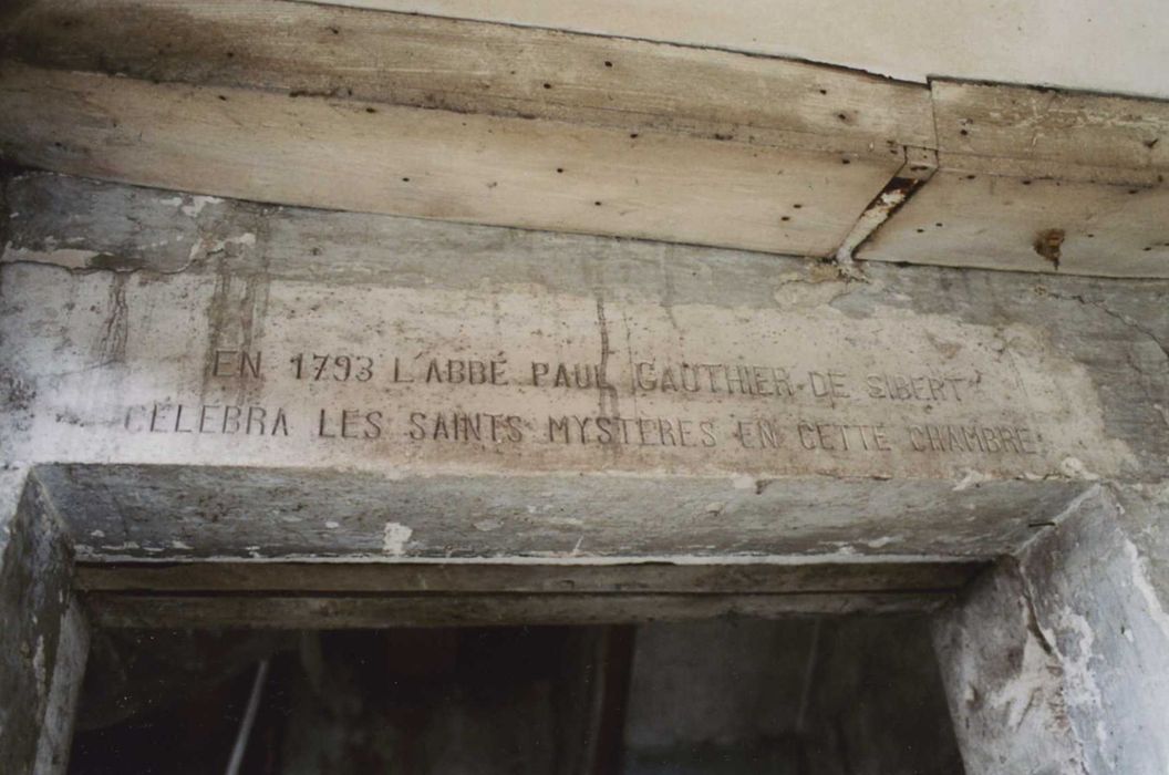 Hôtel Gauthier de Sibert : cour, détail d’un linteau