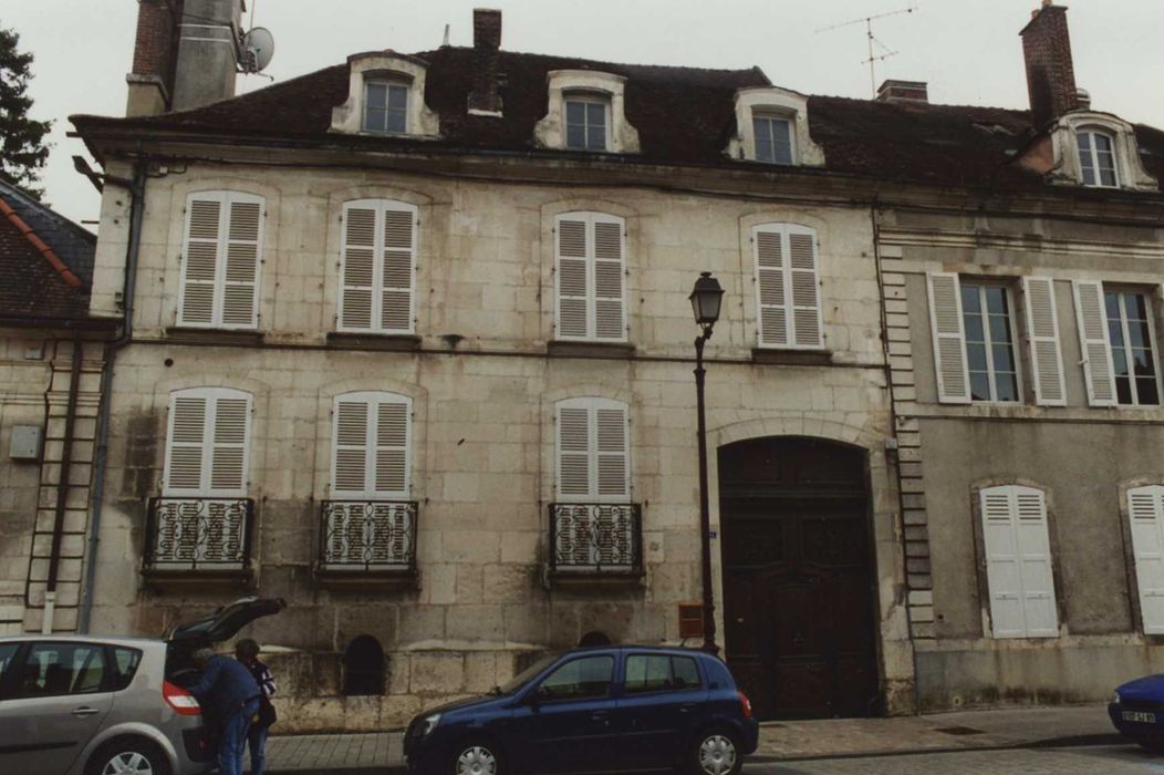 Maison : façade sur rue, vue générale