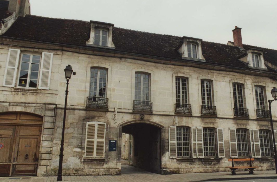 Maison : façade sur rue, vue générale