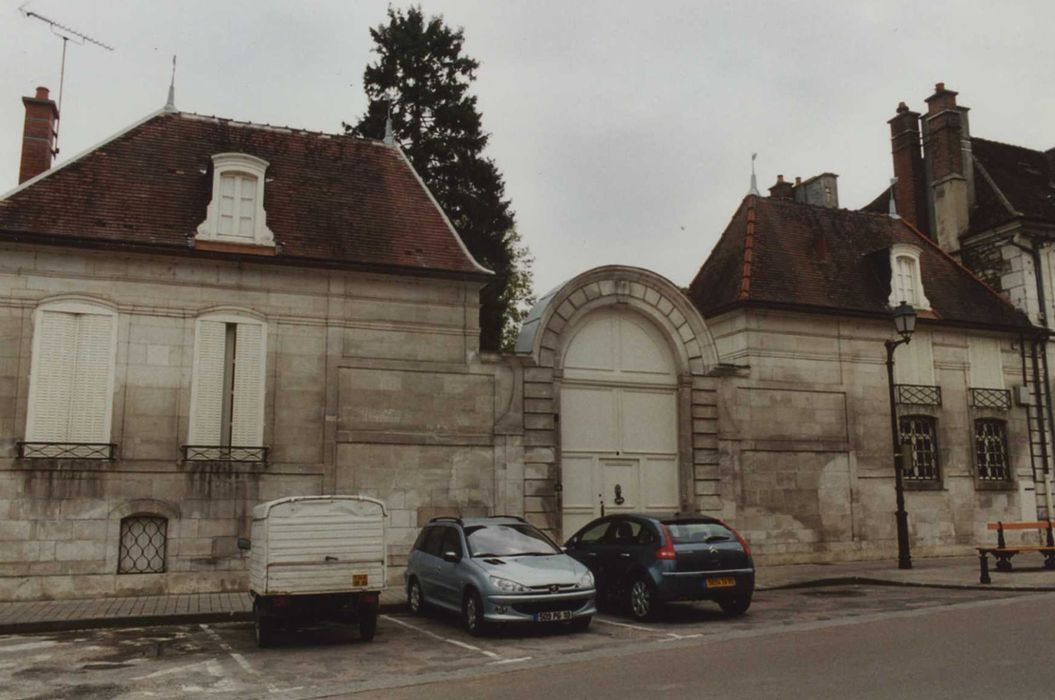 Maison : façade sur rue, vue générale