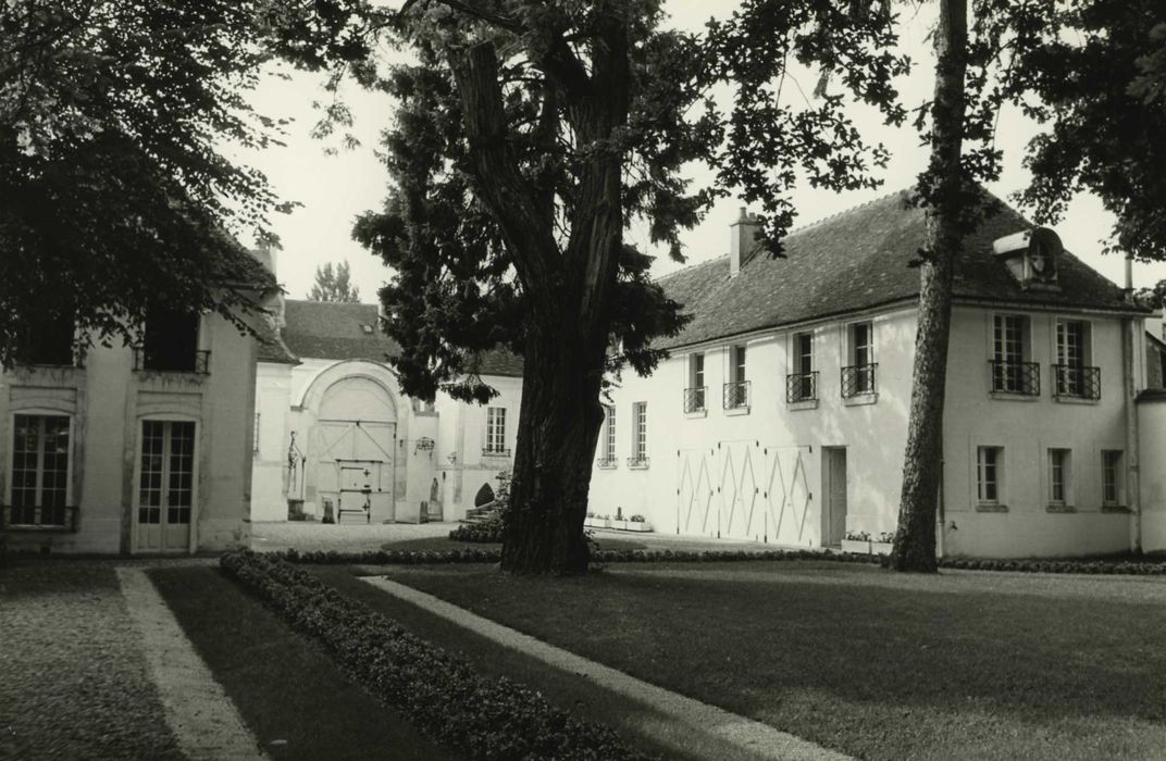 Maison : vue partielle des bâtiments sur le jardin