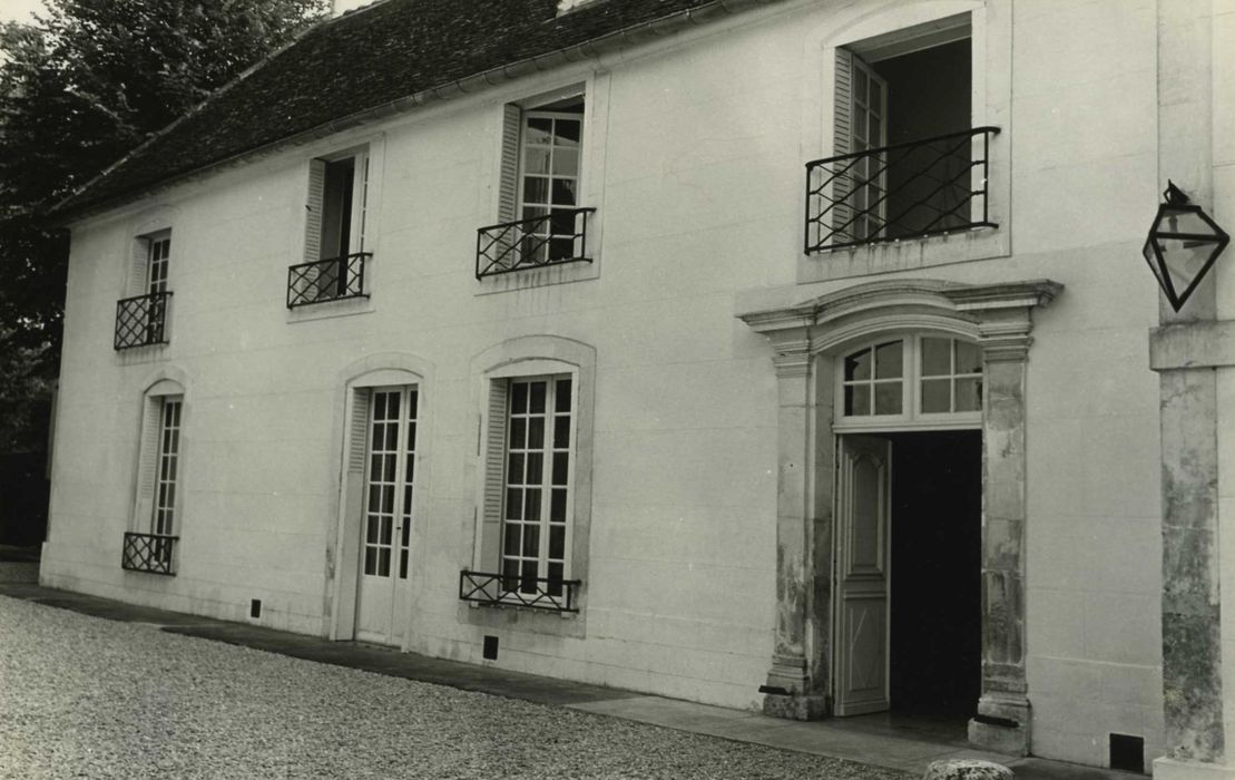 Maison : pavillon de droite, façade sur cour, vue générale