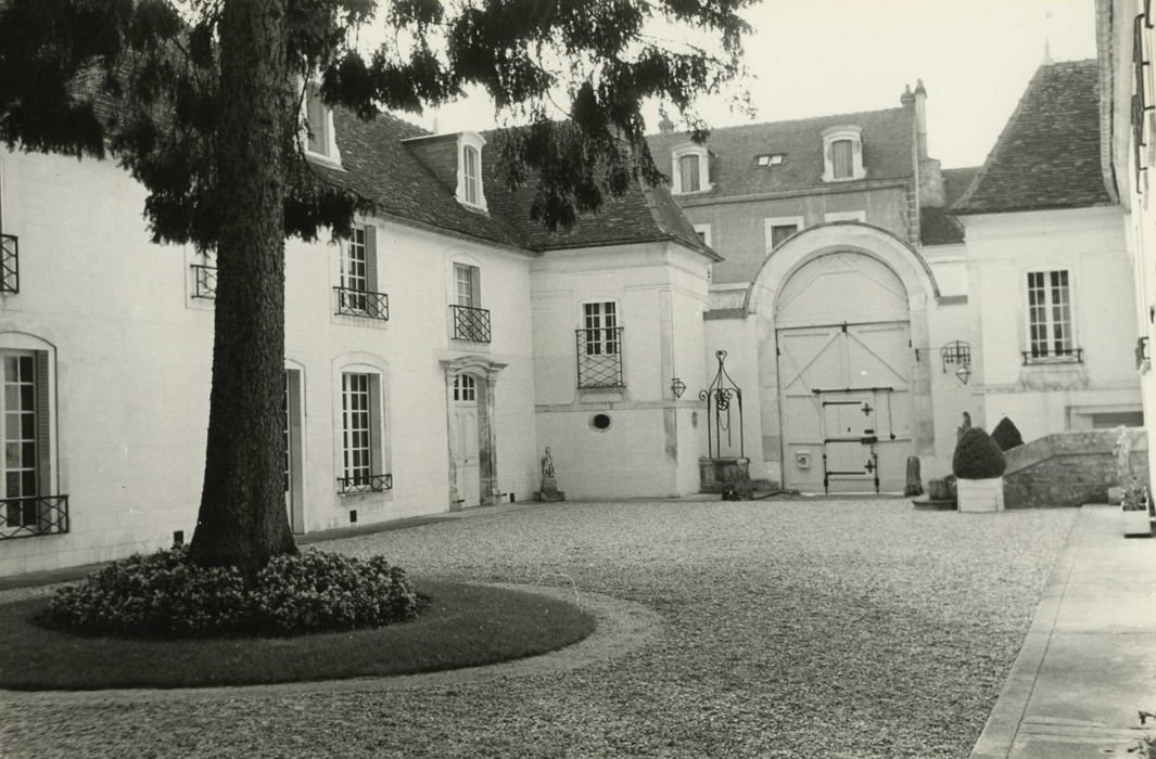 Maison : pavillon de droite, façade sur cour, vue partielle