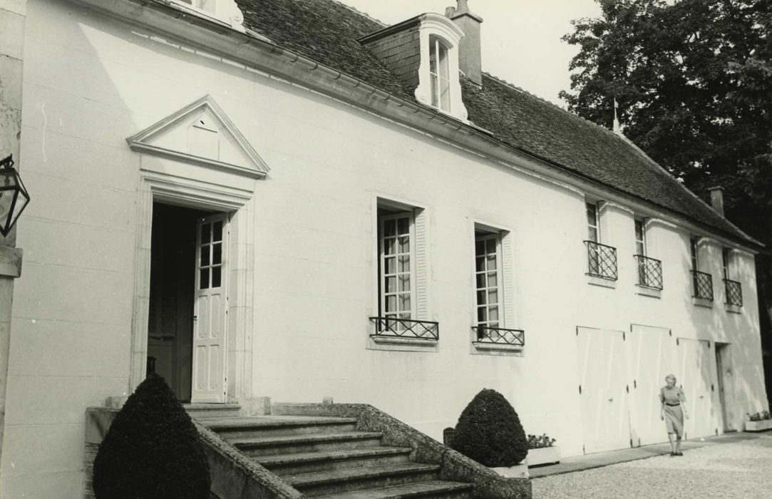 Maison : pavillon de gauche, façade sur cour, vue générale