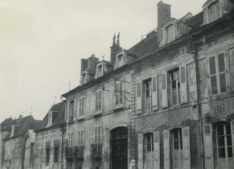 Maison : façade sur rue, vue générale