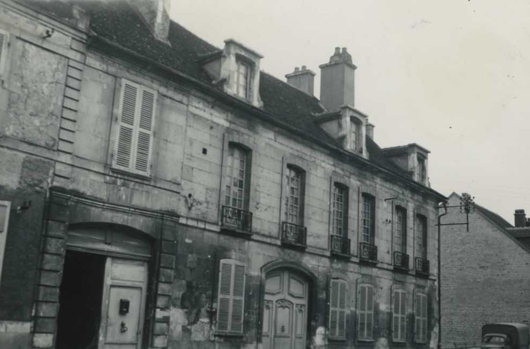 Maison : façade sur rue, vue générale