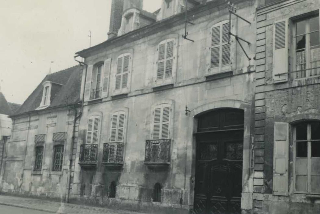 Maison : façade sur rue, vue générale