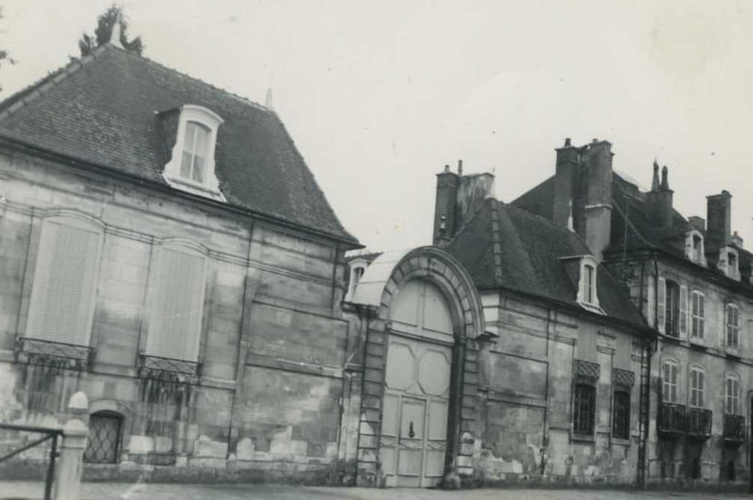 Maison : façade sur rue, vue générale