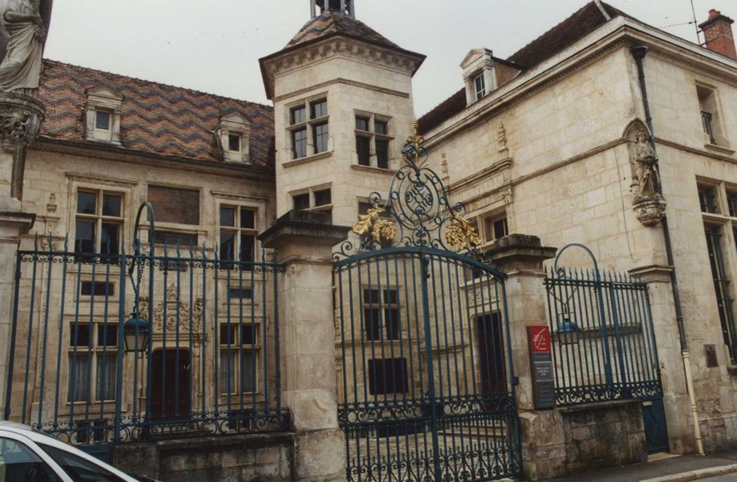 Hôtel d'Uzès : grilles d’accès, vue générale