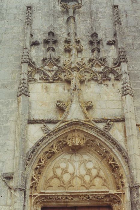 Eglise Saint-Symphorien : portail occidental, vue partielle