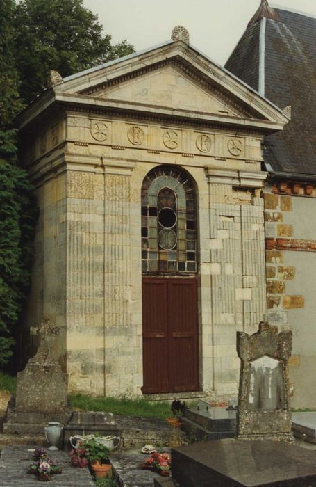 Eglise Saint-Thomas de Cantorbéry : chapelle funéraire de La Ferrière au nord de l’église, façade ouest, vue générale