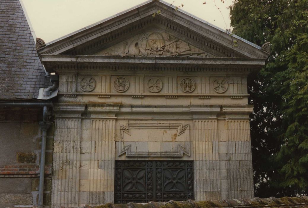 Eglise Saint-Thomas de Cantorbéry : chapelle funéraire de La Ferrière au nord de l’église, façade est, vue partielle