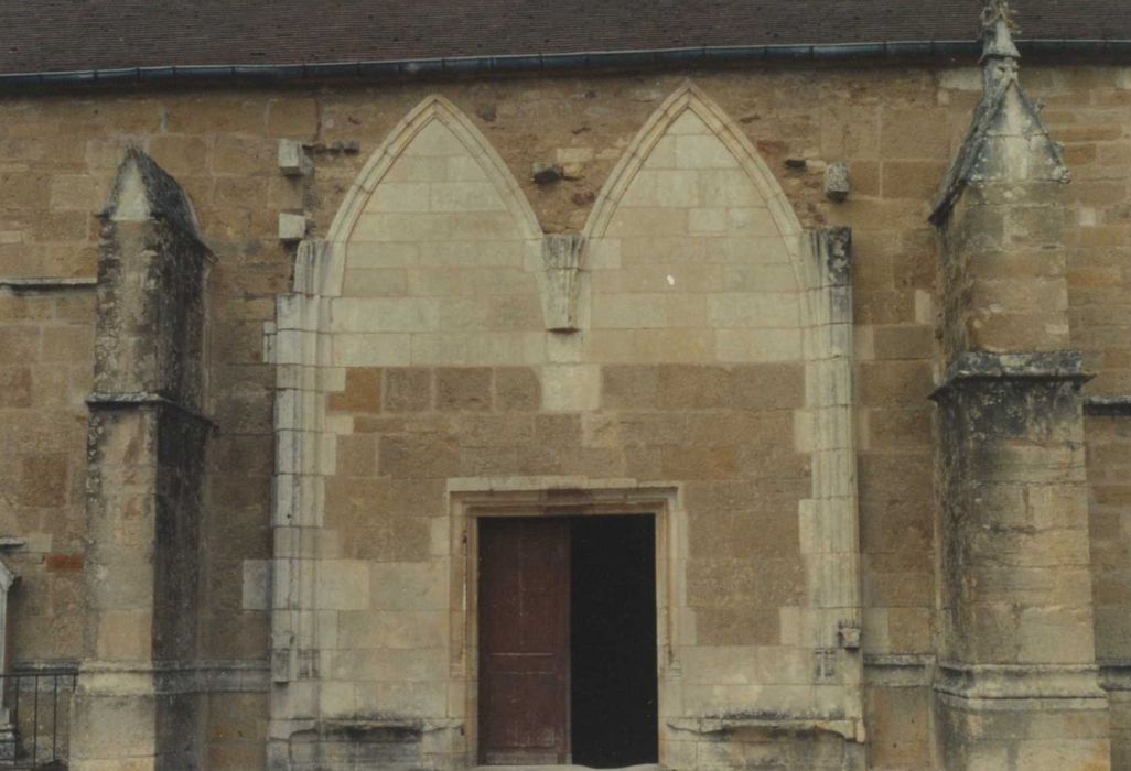 Eglise Saint-Germain : portail d’accès sud, vue générale