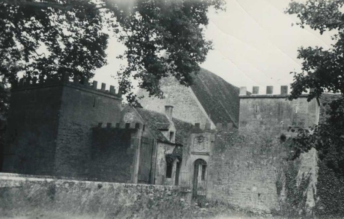 Château : porterie, ensemble sud, vue générale