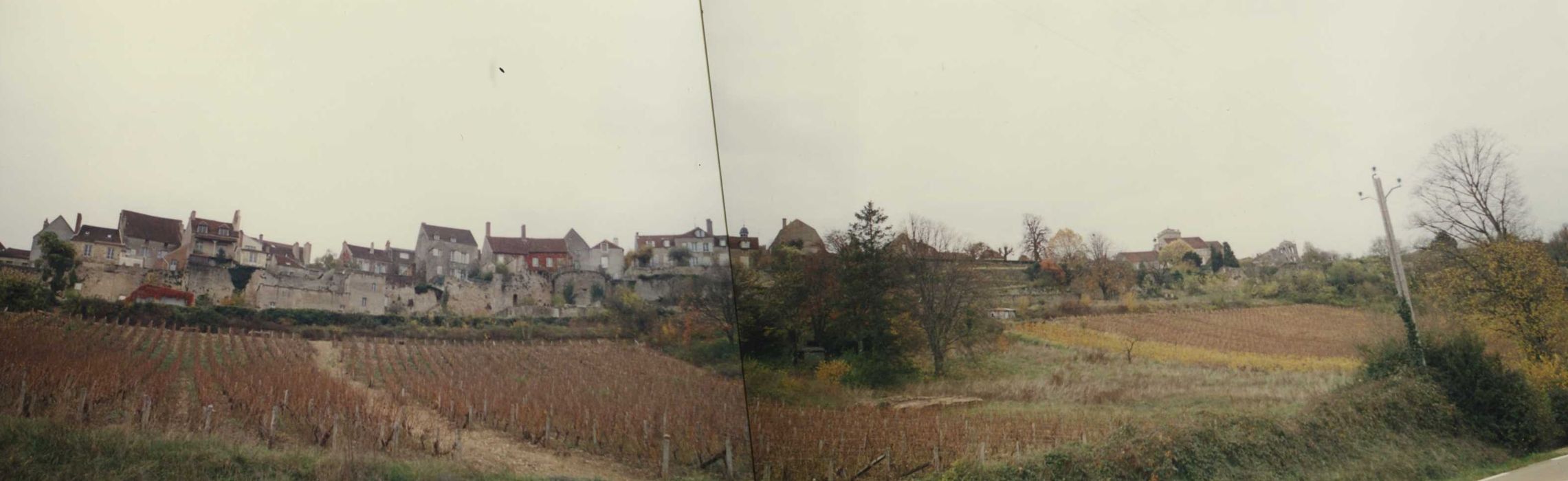 Ancienne enceinte de la ville : vue générale des remparts dans leur environnement depuis le Sud