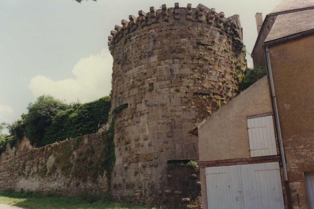 Ancienne enceinte de la ville : porte Neuve, vue partielle