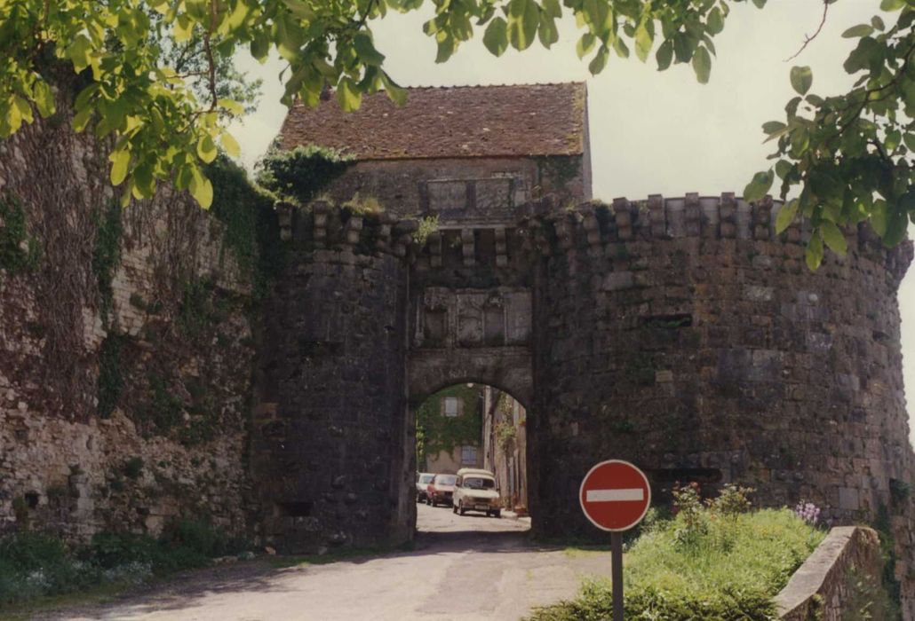 Ancienne enceinte de la ville : porte Neuve, vue générale