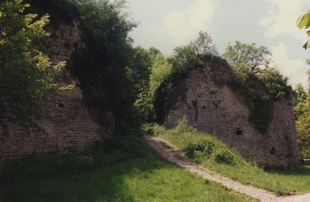 Ancienne enceinte de la ville : porte Sainte-Croix, vue générale