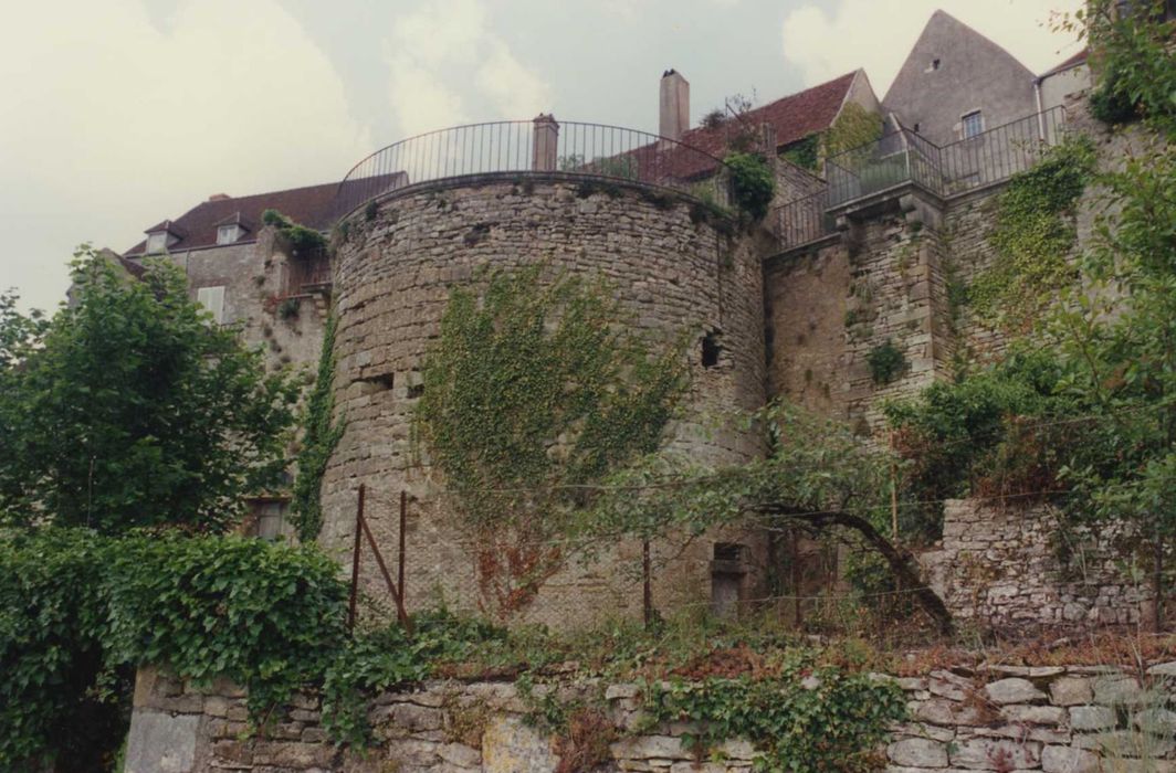 Ancienne enceinte de la ville : tour des Colons, vue générale