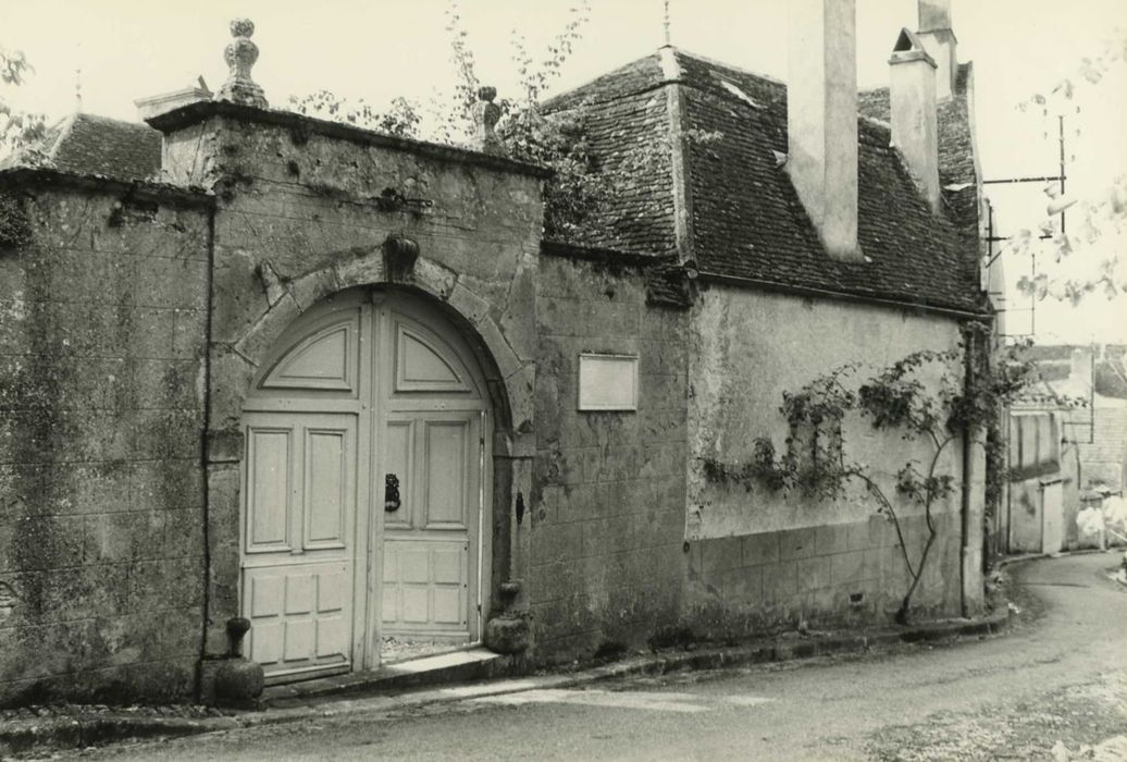 Maison dite Manoir Desfourneaux : portail d’accès sur la rue des Bochards, vue générale