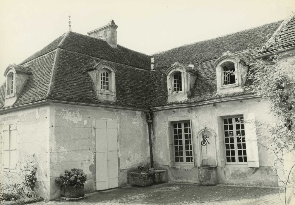 Maison dite Manoir Desfourneaux : cour d’entrée, aile est, façade est, vue partielle