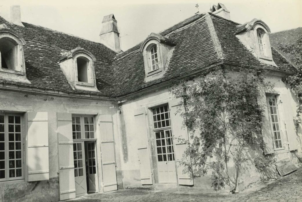 Maison dite Manoir Desfourneaux : cour d’entrée, aile est, façade est, vue partielle