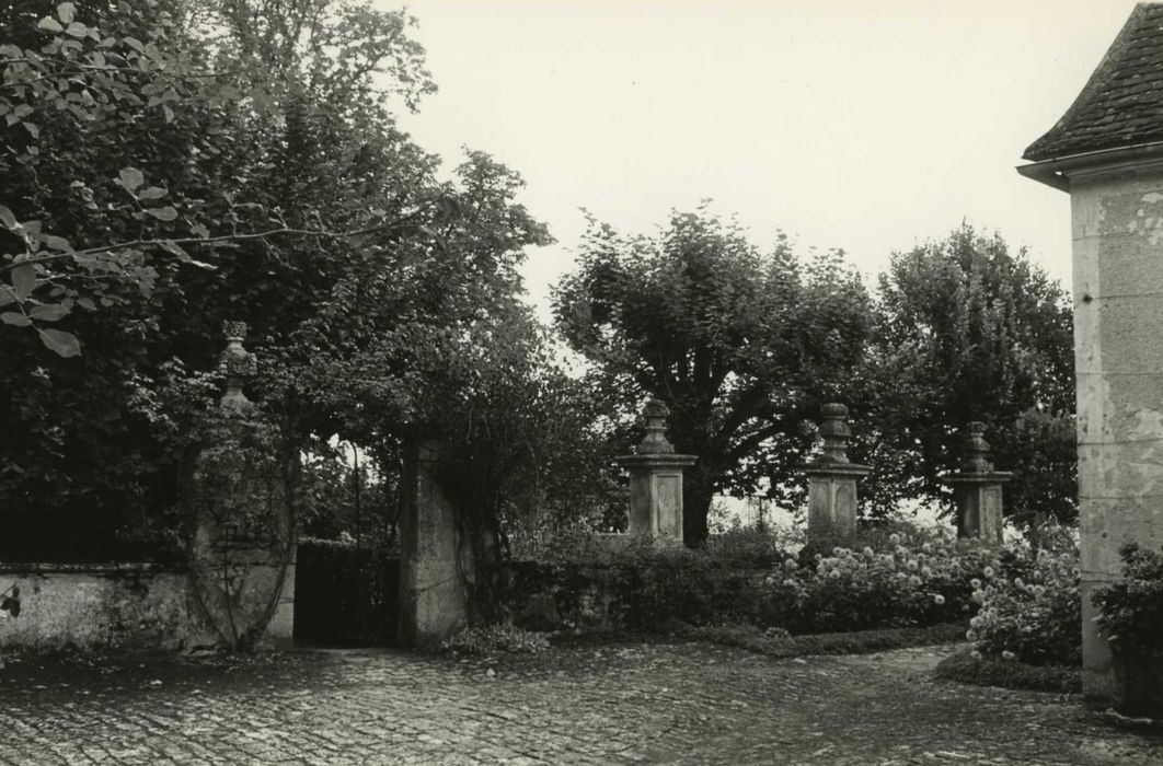 Maison dite Manoir Desfourneaux : jardin est, vue partielle