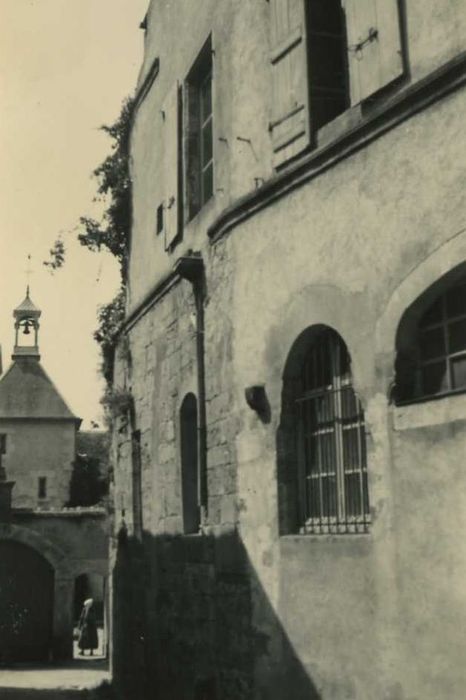 Maison : façade rue du Couvent, vue partielle