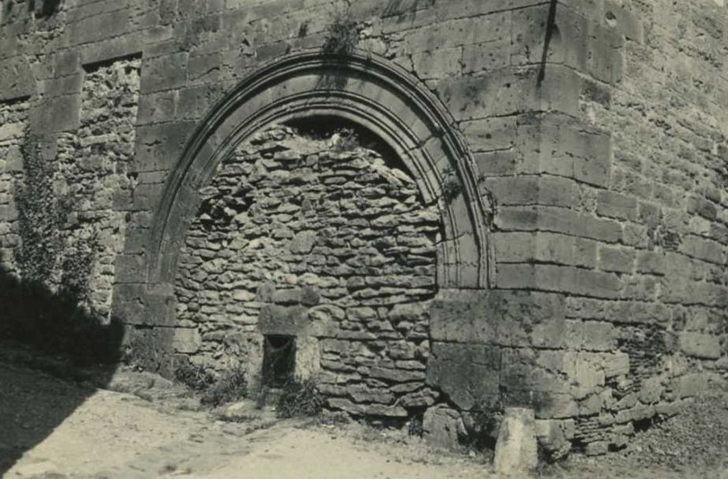 Maison : façade rue du Couvent, détail d’une ancienne baie