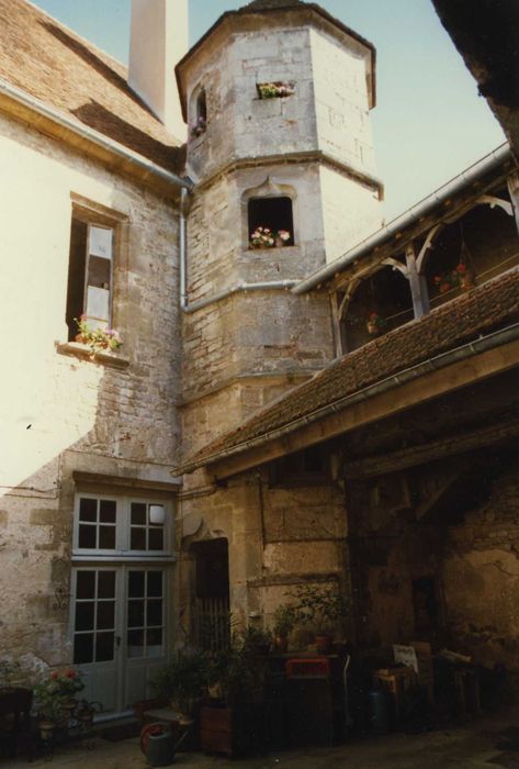 Maison natale de Théodore de Bèze : cour intérieure, vue partielle des façades