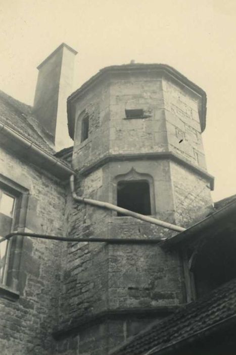 Maison natale de Théodore de Bèze : cour intérieure, tour d’escalier, vue partielle