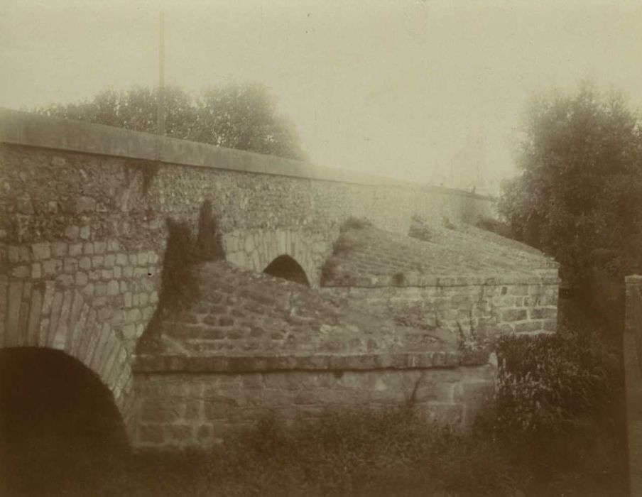 Pont : élévation en amont, vue partielle