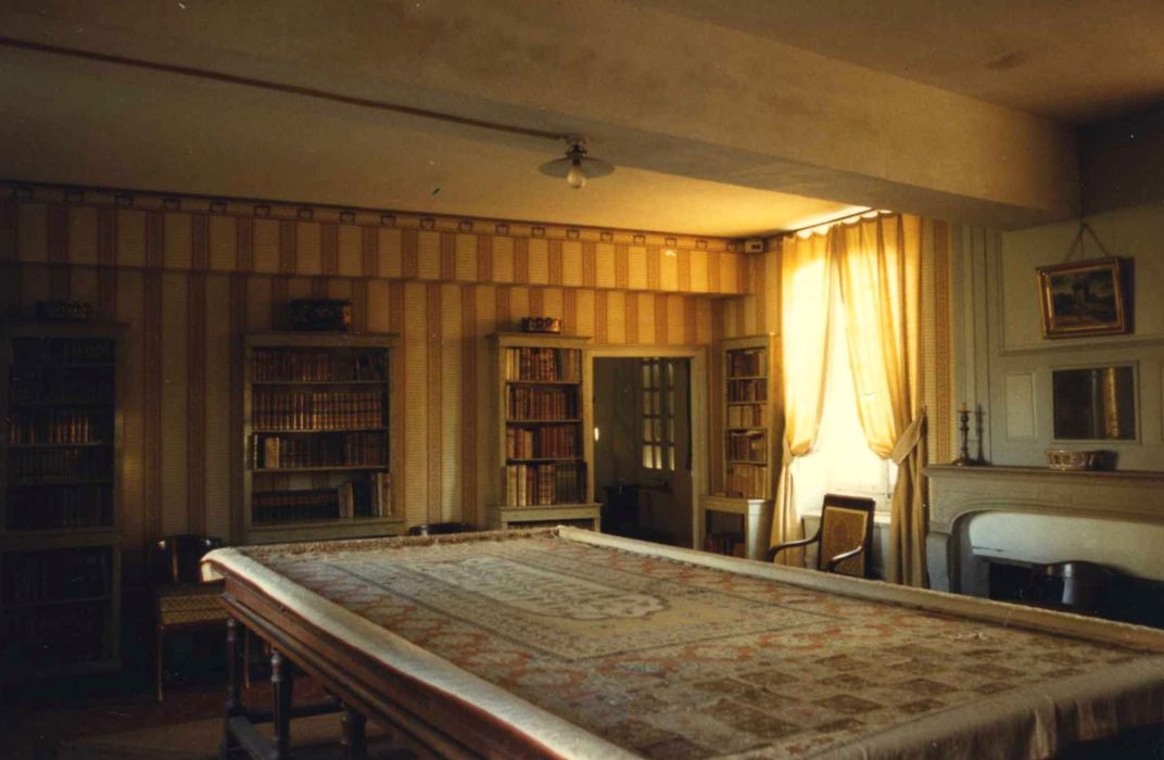 Maison Joseph-Joubert : bibliothèque et salle de billard, vue partielle