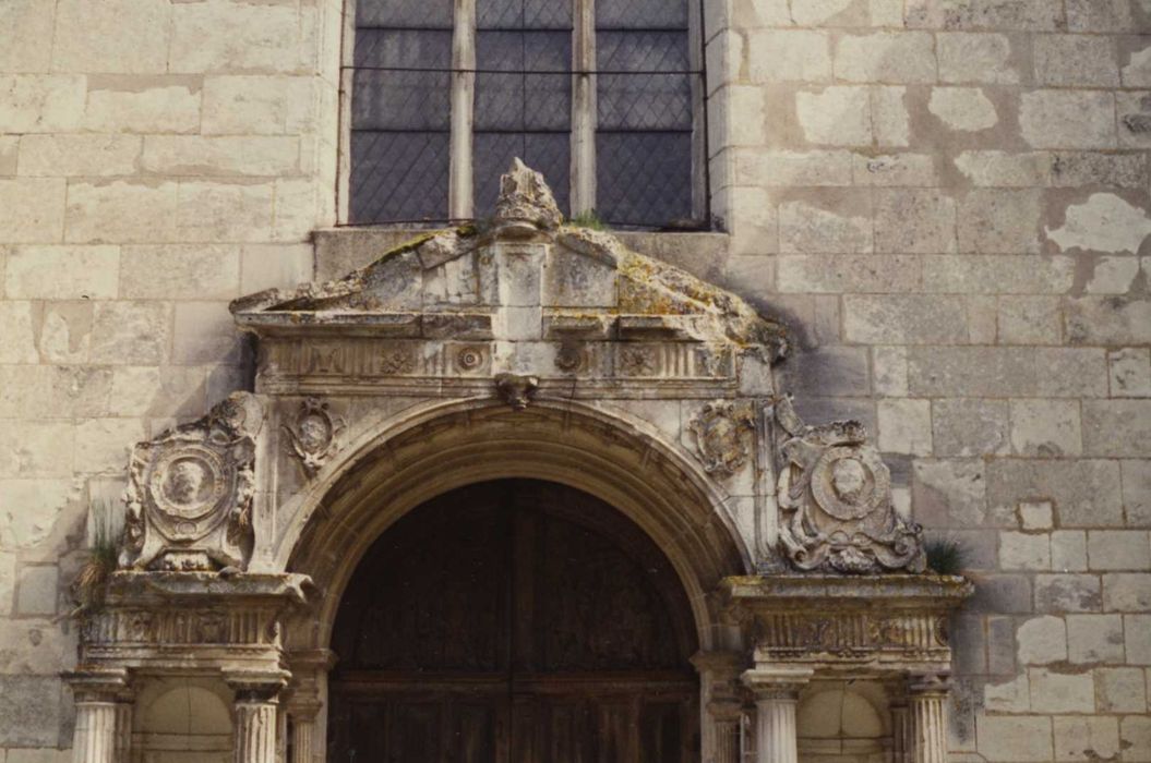 Eglise Saint-Jean-Baptiste : portail occidental, vue partielle