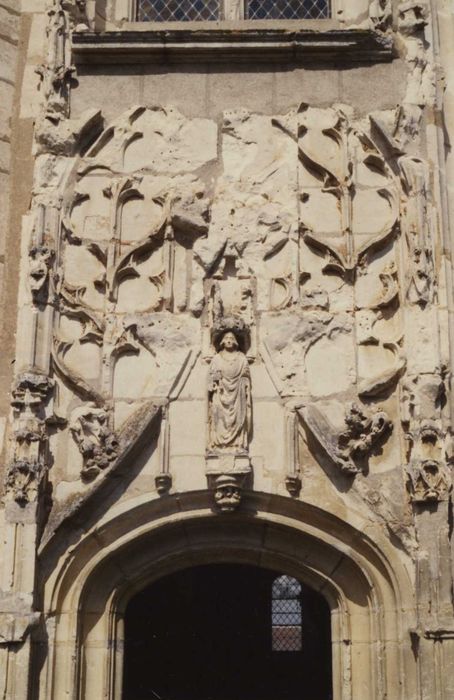 Eglise Saint-Jean-Baptiste : portail d’accès sud, vue partielle