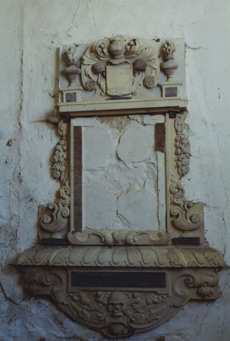 Eglise Saint-Martin : inscription funéraire de la famille Bastonneau