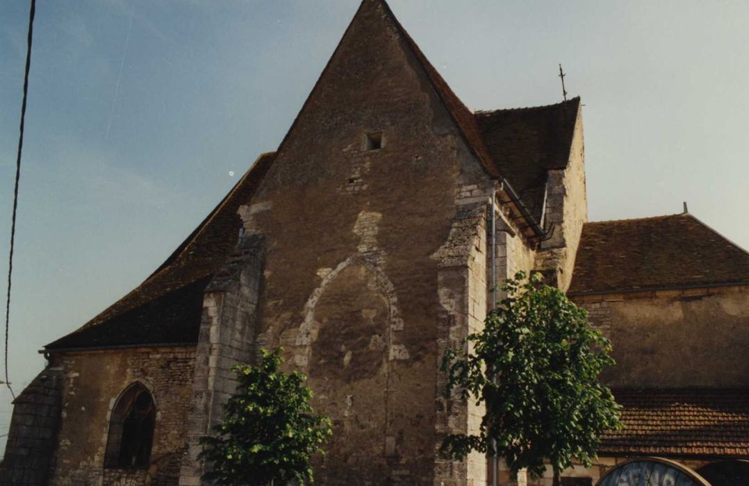 Eglise paroissiale : façade latérale nord, vue partielle