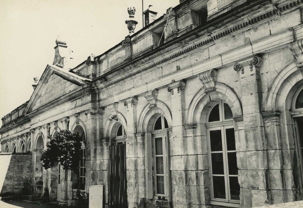 Château (ancien) : orangerie, façade ouest, vue partielle