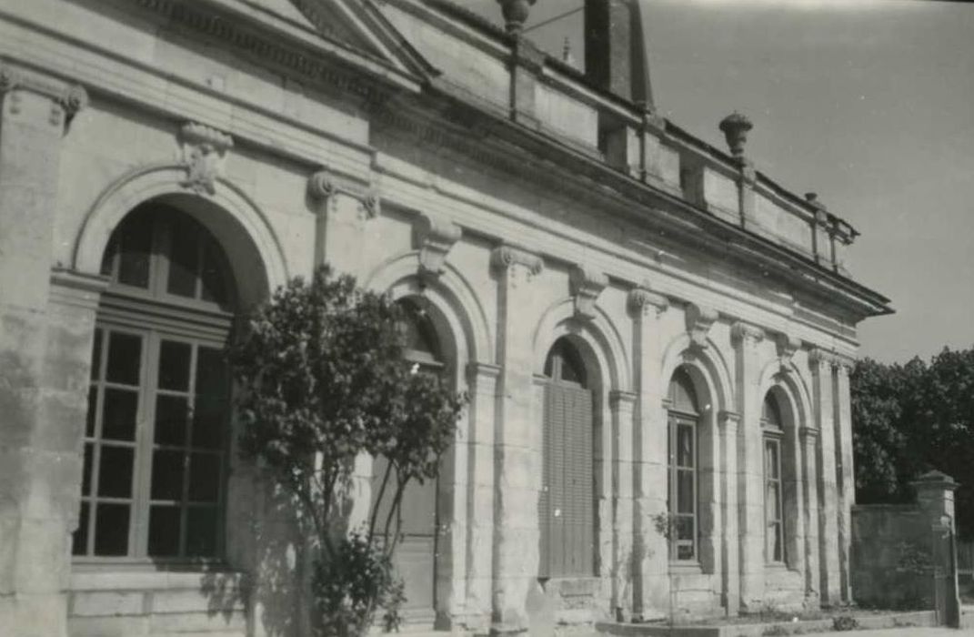 Château (ancien) : orangerie, façade ouest, vue partielle