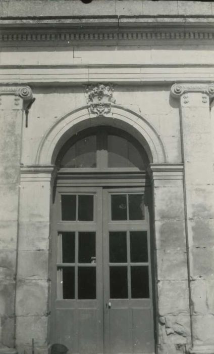 Château (ancien) : orangerie, façade ouest, porte d'accès centrale, vue générale