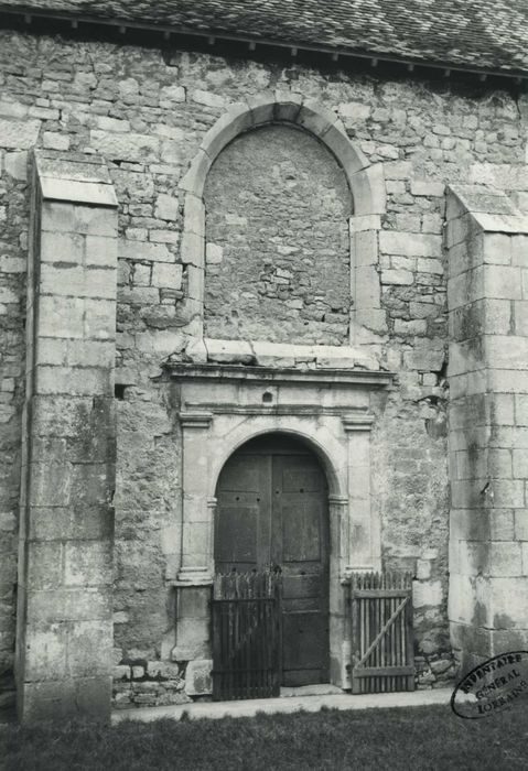 Eglise Saint-Brice : portail latéral, vue générale