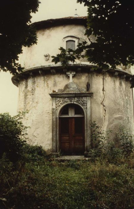 Vestiges du château : chapelle (ancien colombier), vue générale