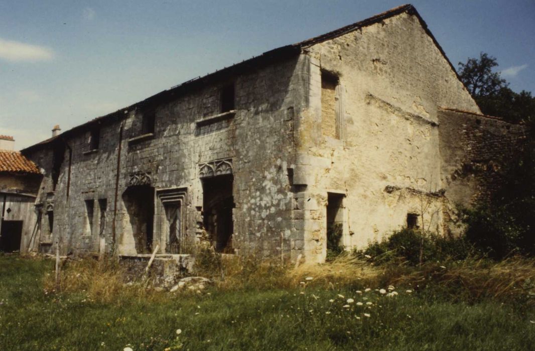 Vestiges du château : logis est, vue générale