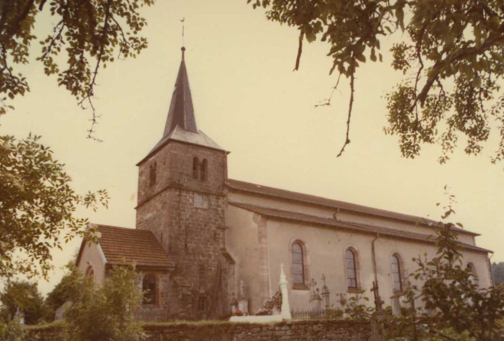 Eglise du hameau de Saint-Jacques : façade latérale nord, vue générale