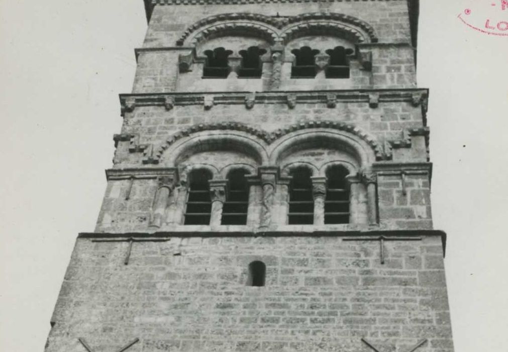 Eglise Notre-Dame : clocher, vue partielle