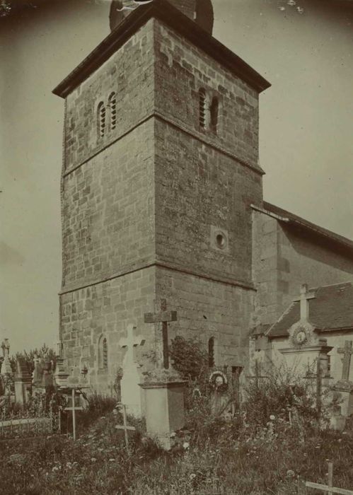 Eglise paroissiale : clocher, vue générale