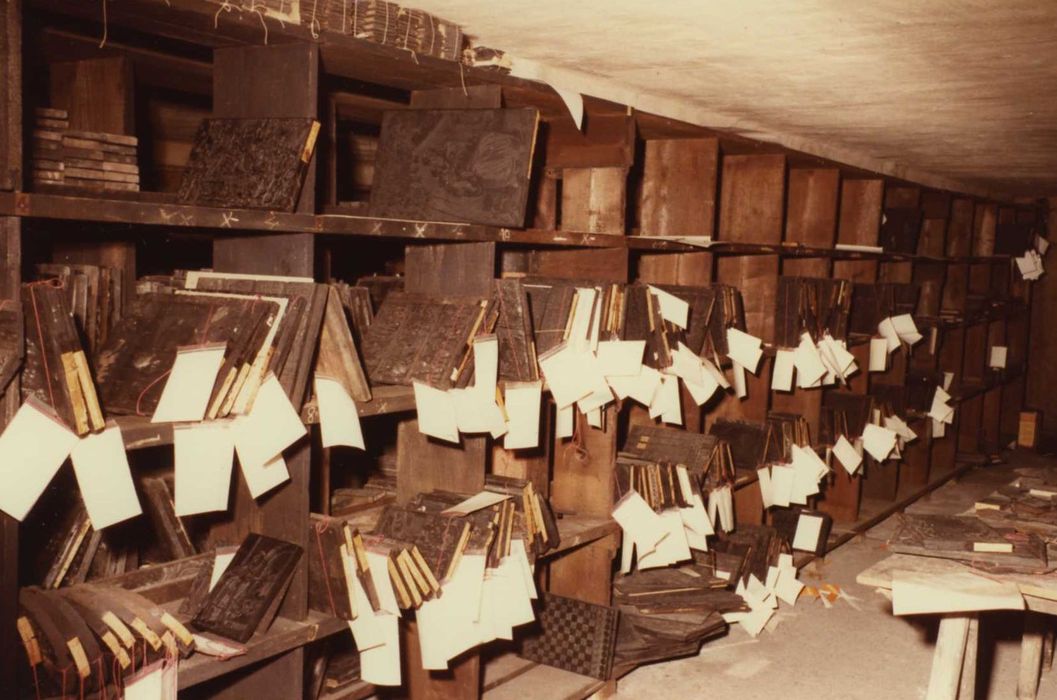 Imagerie Pellerin : sous-sol (aile-ouest), cave des bois gravés, vue partielle - © Ministère de la Culture (France), Médiathèque du patrimoine et de la photographie, tous droits réservés