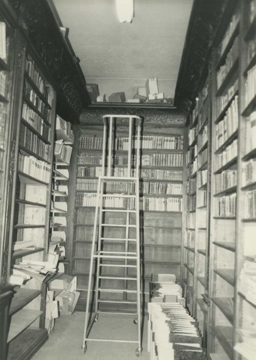 Étagère-bibliothèque, vue partielle - © Ministère de la Culture (France), Médiathèque du patrimoine et de la photographie, tous droits réservés