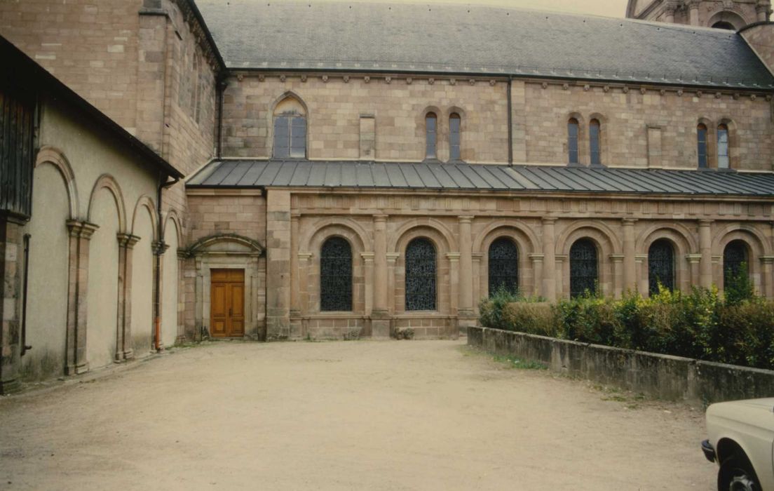 Abbaye (ancienne) : cloître, galerie sud, façade nord, vue générale