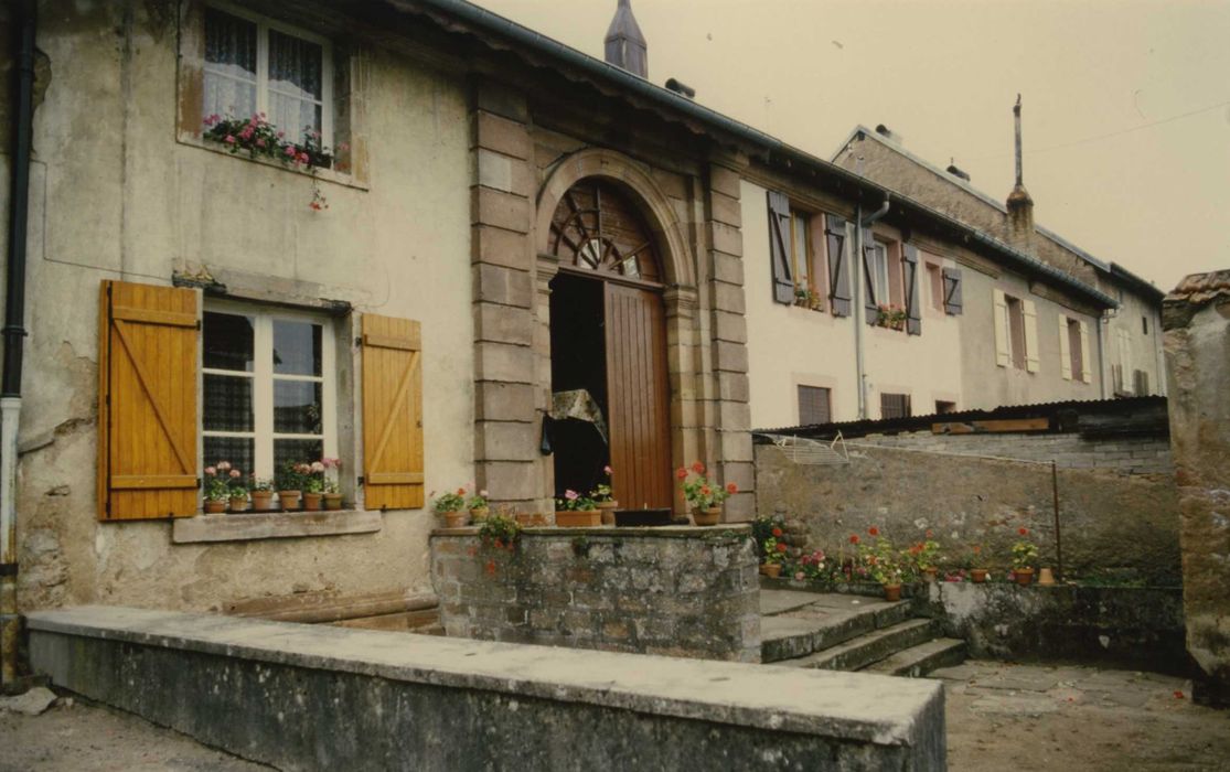 Abbaye (ancienne) : ancien couvent, aile est, façade est avec portail d’accès au cloître, vue générale